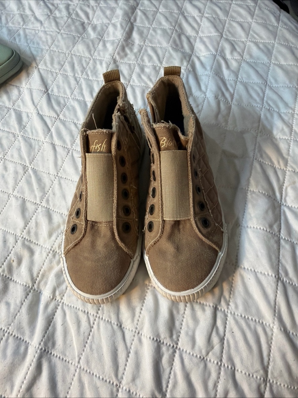 Women’s Blowfish Malibu Tan Canvas Slip-On High-Top Sneakers size 8